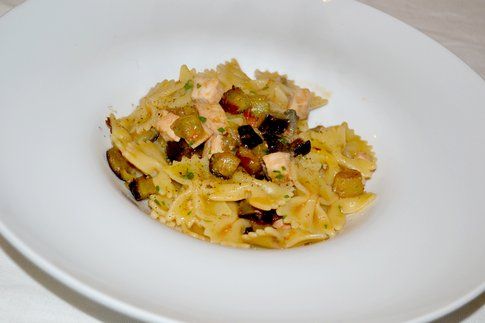 Farfalle con pesce spada e melanzane. Ricetta e foto di Roberta Castrichella.