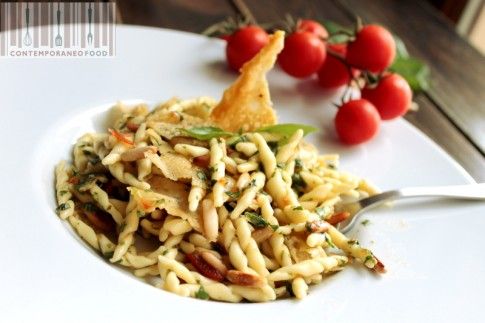trofie-cialde-parmigiano-pinoli-basilico-ricetta-contemporaneo-food