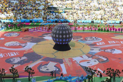 il pallone gigante al centro del campo