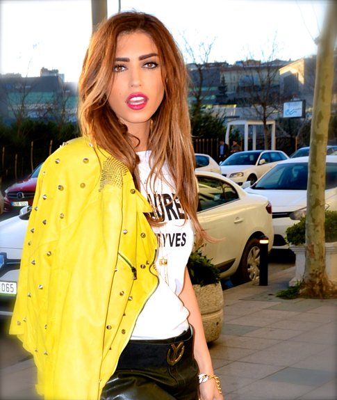 Yolanthe Cabau instagram @yolanthecabau consiglia outfits abbinati ai suoi gioielli su yolanthecabau.com