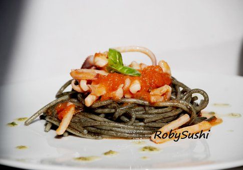 Spaghetti al nero di seppia con pomodoro e calamari. Ricetta e foto di Roberta Castrichella.