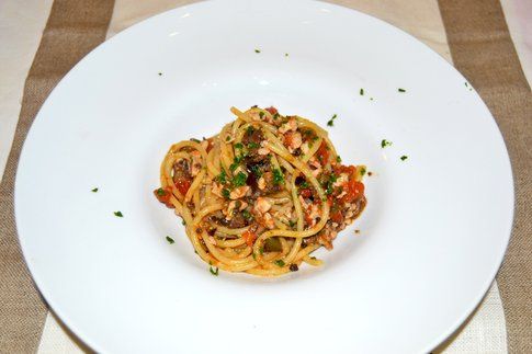 Spaghetti con pesce spada e olive taggiasche. Ricetta e foto di Roberta Castrichella.