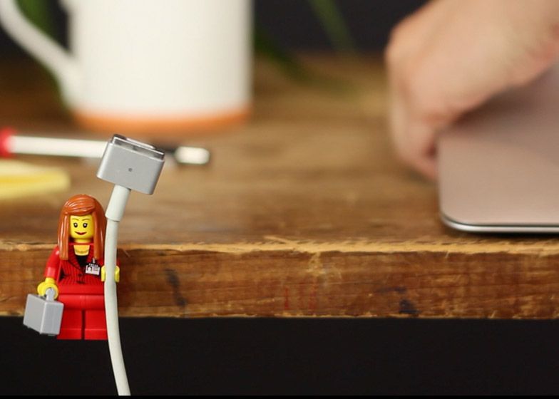 Le minifigure della LEGO trasformate in portacavi