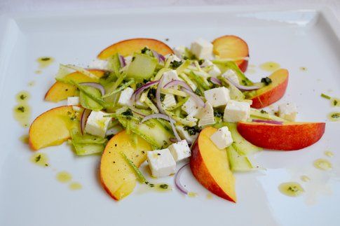 Insalata di pesche, zucchine e primo sale. Ricetta e foto di Roberta Castrichella.