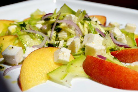 Insalata di pesche, zucchine e primo sale. Ricetta e foto di Roberta Castrichella.