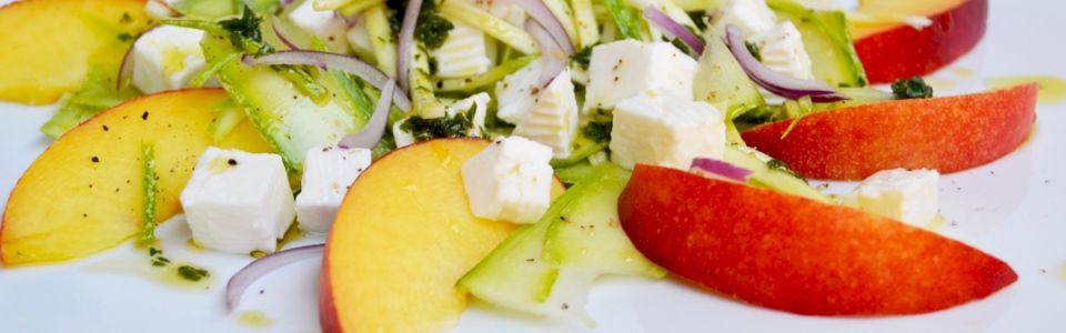 Un'insolita insalata estiva: pesche, zucchine e primo sale