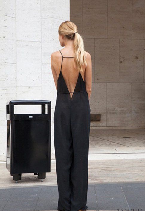 Schiena nuda indossando una jumpsuit