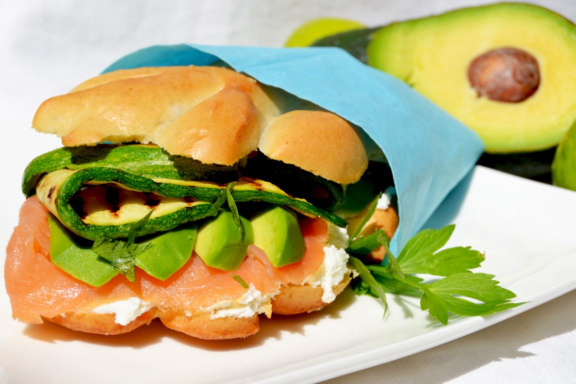 Panino con salmone, avocado e zucchine al profumo di lime