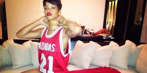 Rianna con Canotta Adidas - fonte: twitter.com/rihanna