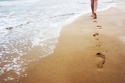 Se non potete camminare scalzi all'aria aperta almeno fatelo in casa per 30 minuti al giorno! - fonte :www.eticamente.net ›