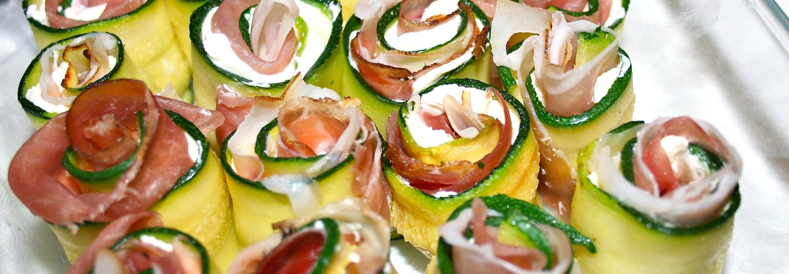 Finger Food: rotolini di zucchine scottate, con speck e formaggio fresco