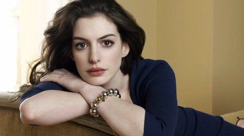 Anne Hathaway ha dei bellissimi occhi tondi, lei preferisce sempre un make-up molto naturale.