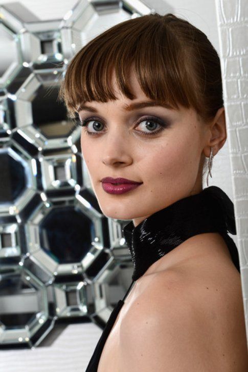 Bella Heathcote, attrice australiana, sceglie spesso un trucco naturale o al massimo uno smokey sfumato per l'effetto "cerbiatto