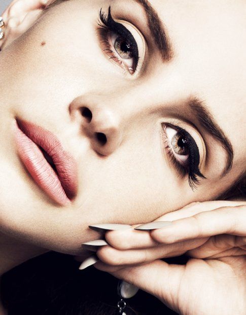 Lana del Rey in questo caso a scelto un make-up un po' vintage che enfatizza gli occhi tondi