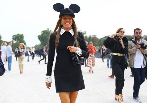 Anna dello Russo con copricapo Comme des Garçons - fonte: streetpaper.com