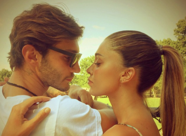 Belen e Stefano volano a New York: vacanza romantica senza Santiago