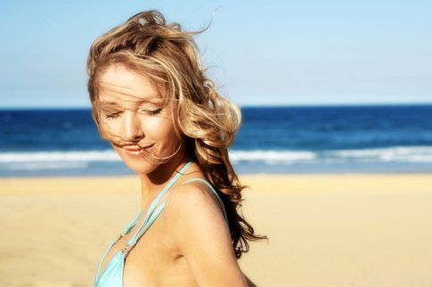 Il sole e il mare rovinano e danneggiano i capelli, scopri come curarli e ridare loro lucentezza