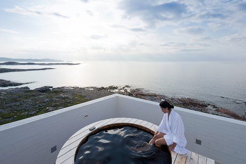 rooftop hot tub. image © iwan baan