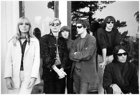 Andy Warhol, Nico e i Velvet Underground in una foto del 1965 di Steve Schapiro – www.vogue.it