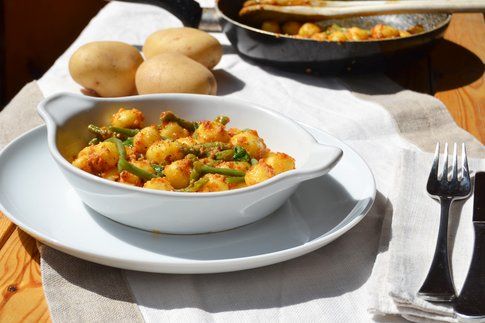 Gnocchetti vegani e senza glutine con pesto di pomodori secchi e mandorle. Ricetta e foto di Roberta Castrichella.