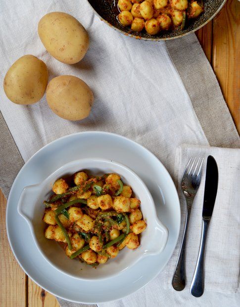 Gnocchetti vegani e senza glutine con pesto di pomodori secchi e mandorle. Ricetta e foto di Roberta Castrichella.