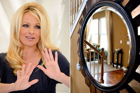 Pamela Anderson è terrorizzata dagli specchi