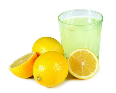 Il limone contiene acido citrico che ha forti proprietà depurative. Fonte: universalfruit 