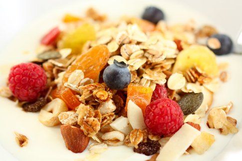 Muesli e frutta secca a colazione