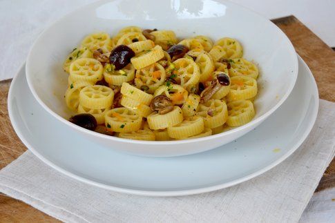 Ruote con zucca, chiodini e pistacchio. Ricetta e foto di Roberta Castrichella.