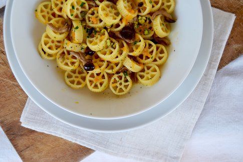 Ruote con zucca, chiodini e pistacchio. Ricetta e foto di Roberta Castrichella.