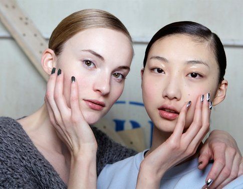 Maicure Metal nel Back stage di Delpozo - fonte: elle.it