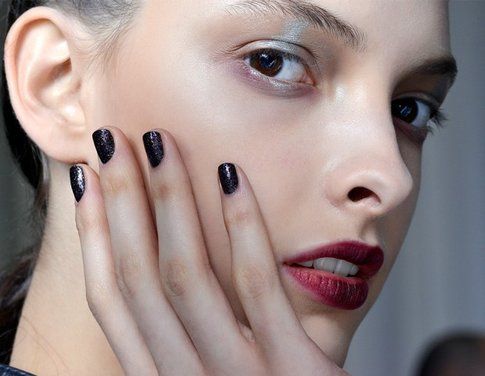 Manicure blu scuro proposta da Antonio Marras in passerella