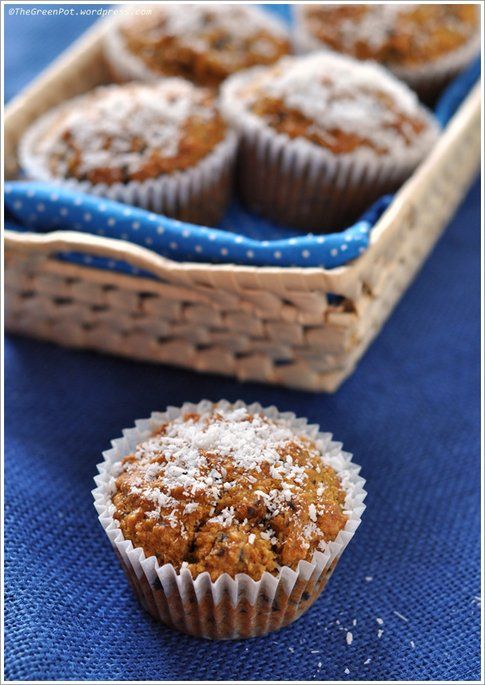 Tortine di carote con cocco e cioccolato. Ricetta e foto dal blog The Green Pot.