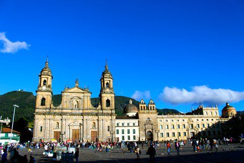 Cattedrale e Palazzo Arcivescovile (le montagne dietro: il Monserrate)