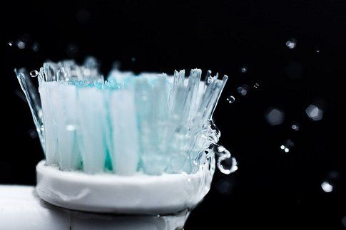 Lavarsi i denti appena mangiato fa male?