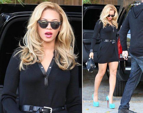 Beyonce in total black ma con delle Christian Louboutin che spiccano!