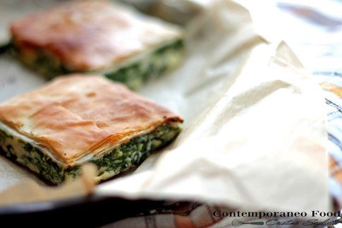 Quadrotti di pasta fillo con spinaci, ricotta e feta greca