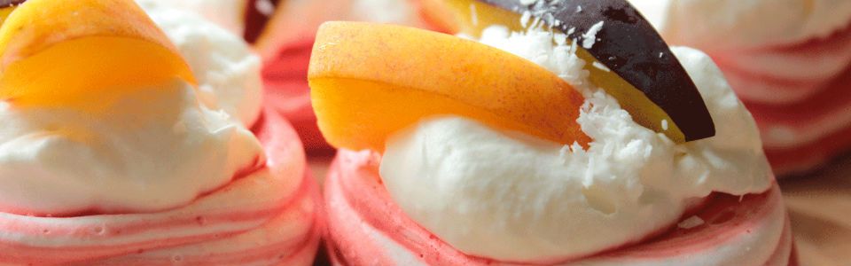 La ricetta della mini pavlova con meringa, panna e frutta