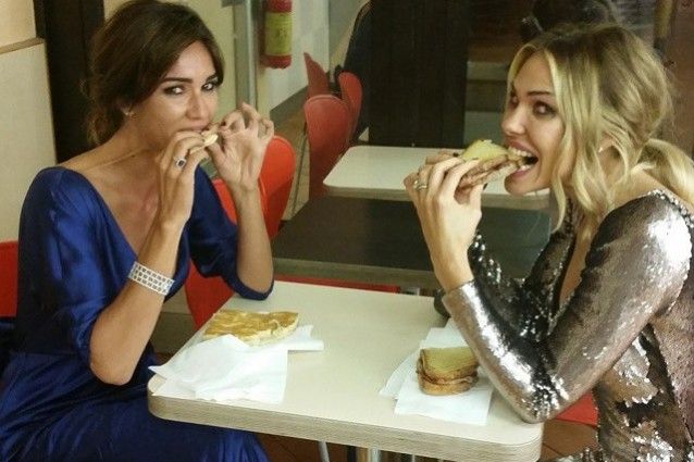 Ilary Blasi e Silvia Toffanin mangiano in autogrill dopo il matrimonio della Hunziker