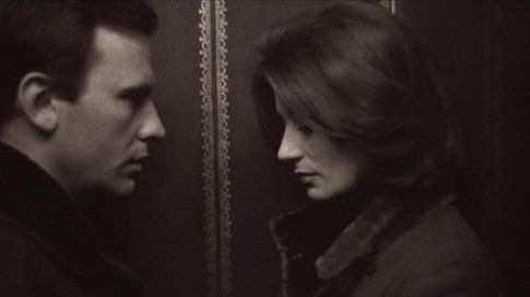 la versione francese è Un homme et une femme un film del 1966 diretto da Claude Lelouch,dove la variante è che i protagonisti sono vedovi..ah i francesi...