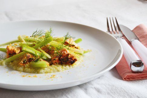 Insalata di salmone speziato, sedano e finocchi. Ricetta e foto di Roberta Castrichella.