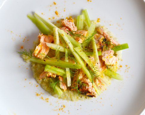 Insalata di salmone speziato, sedano e finocchi. Ricetta e foto di Roberta Castrichella.