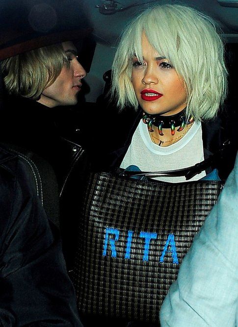 La cantante Rita Ora con la nuova borsa della Selleria intrecciata di Fendi con nome a lettere cubitali