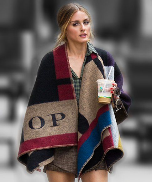 La blogger americana Olivia Palermo ed il suo poncho personalizzato