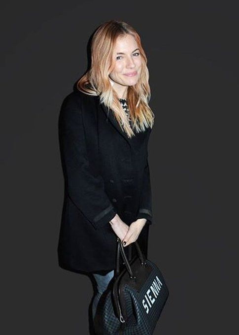 Sienna Miller e la borsa personalizzata della linea Fendi Selleria