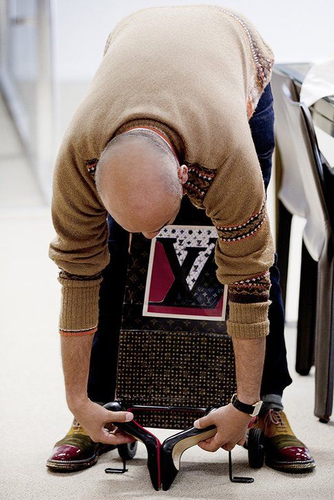 Christian Louboutin e il caddy tra il monogram LV e il rosso laccato delle iconiche Loubouitin