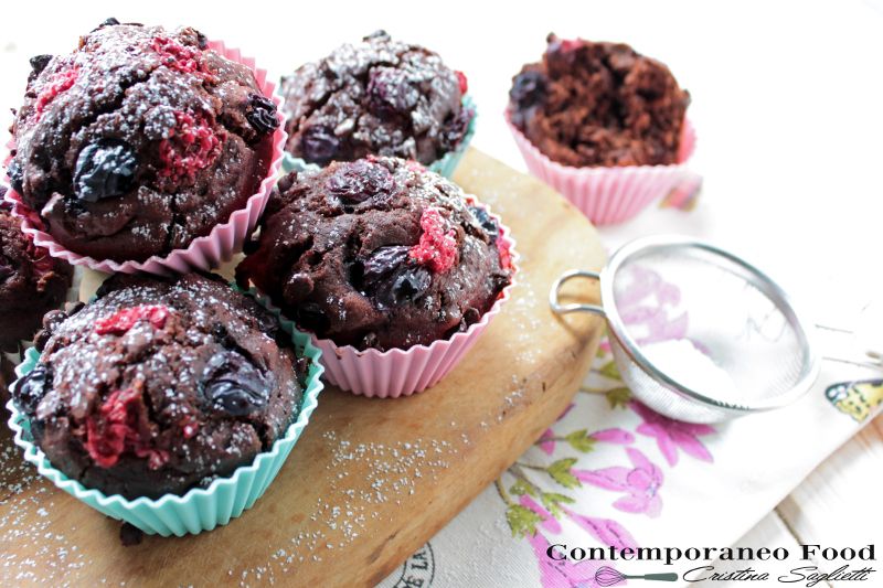 Muffin al cacao amaro, frutti di bosco e gocce di cioccolato fondente