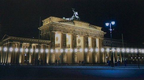 La Porta di Brandeburgo con l'installazione luminosa per il 25° anniversario della caduta del Muro - foto Ilmitte.com