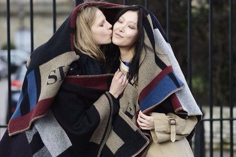 L'ormai iconica coperta-mantella Burberry Prorsum