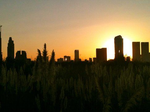 Tramonto dietro la città, visto dalla Riserva Ecologica